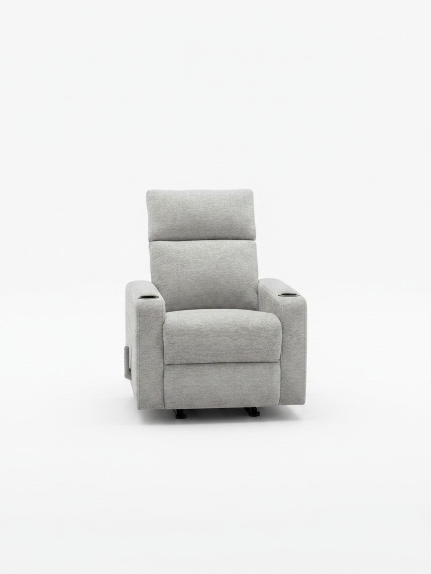 Chaise inclinable Maxima de TOCO Meubles en tissu gris clair avec porte-gobelets intégrés sur fond blanc