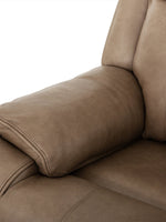 Gros plan sur l'accoudoir rembourré en cuir taupe de la chaise inclinable Lewis de TOCO Meubles