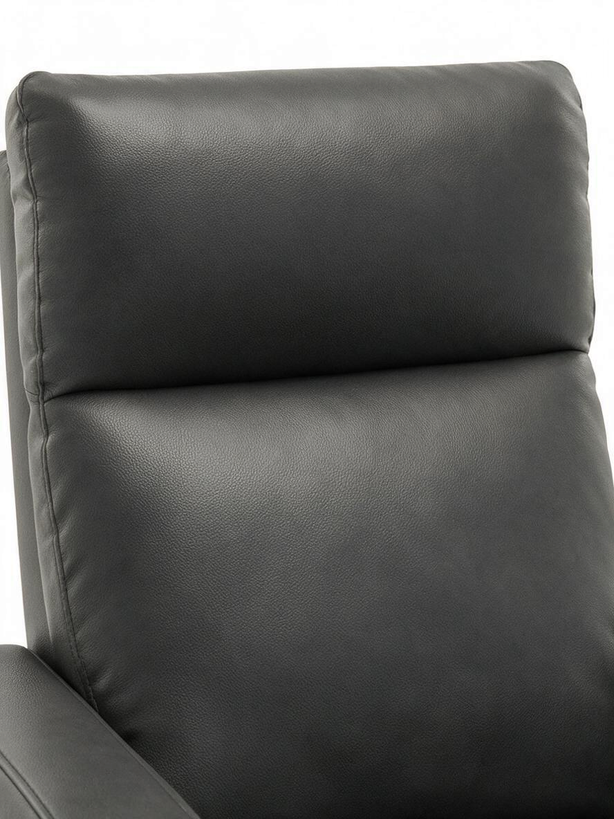 Gros plan sur le dossier rembourré en similicuir gris de la chaise inclinable Maxima de TOCO Meubles