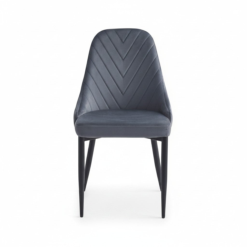 Chaise de salle à manger Jenny TOCO Meubles en velours gris foncé avec coutures chevrons et pieds en acier noir.