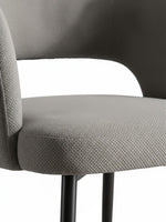 Chaise TOCO Meubles Kamilia grise avec dossier arrondi enveloppant et pieds fuselés en métal noir