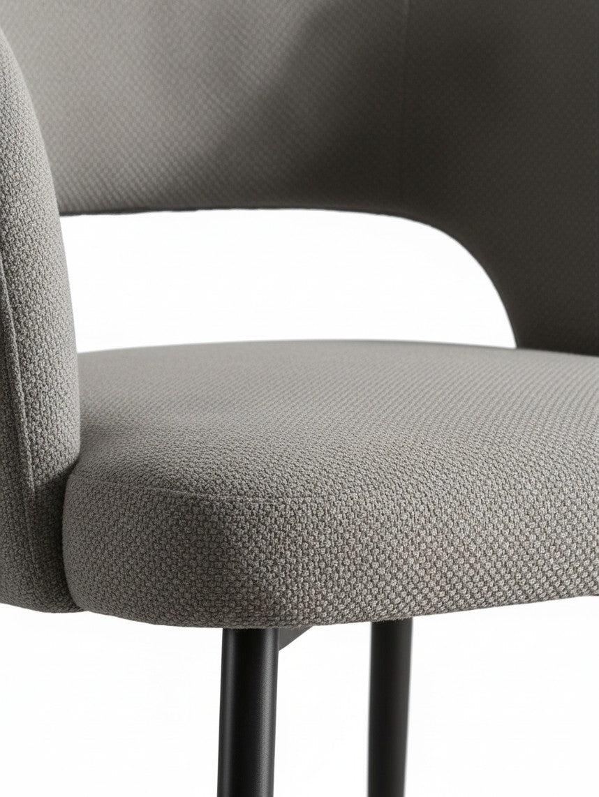 Chaise TOCO Meubles Kamilia grise avec dossier arrondi enveloppant et pieds fuselés en métal noir