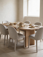 Chaise de salle à manger Kira par TOCO Meubles en tissu beige texturé avec dossier courbé autour d'une table en bois