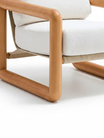 Chaise d'appoint Kova TOCO Meubles en bois de frêne clair avec coussins en bouclé crème et structure arrondie