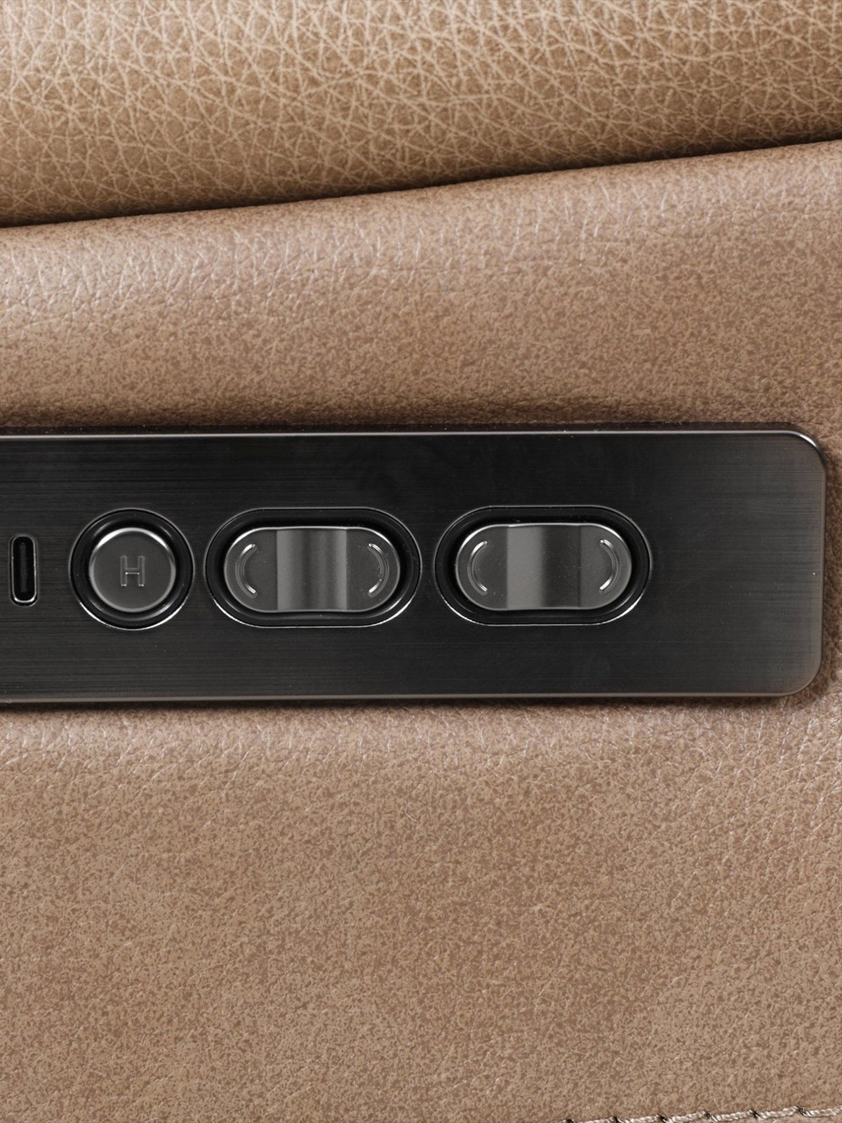 Panneau de commande électrique avec boutons d'inclinaison et ports USB sur la chaise Lewis de TOCO Meubles en cuir taupe