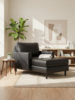 Chaise longue Bryce de TOCO Meubles en cuir noir élégant dans un salon moderne et lumineux