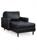 Chaise longue Bryce de TOCO Meubles en cuir noir avec assise capitonnée et pieds modernes