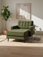 Chaise longue TOCO Meubles Revo en velours vert olive avec dossier capitonné dans un salon lumineux