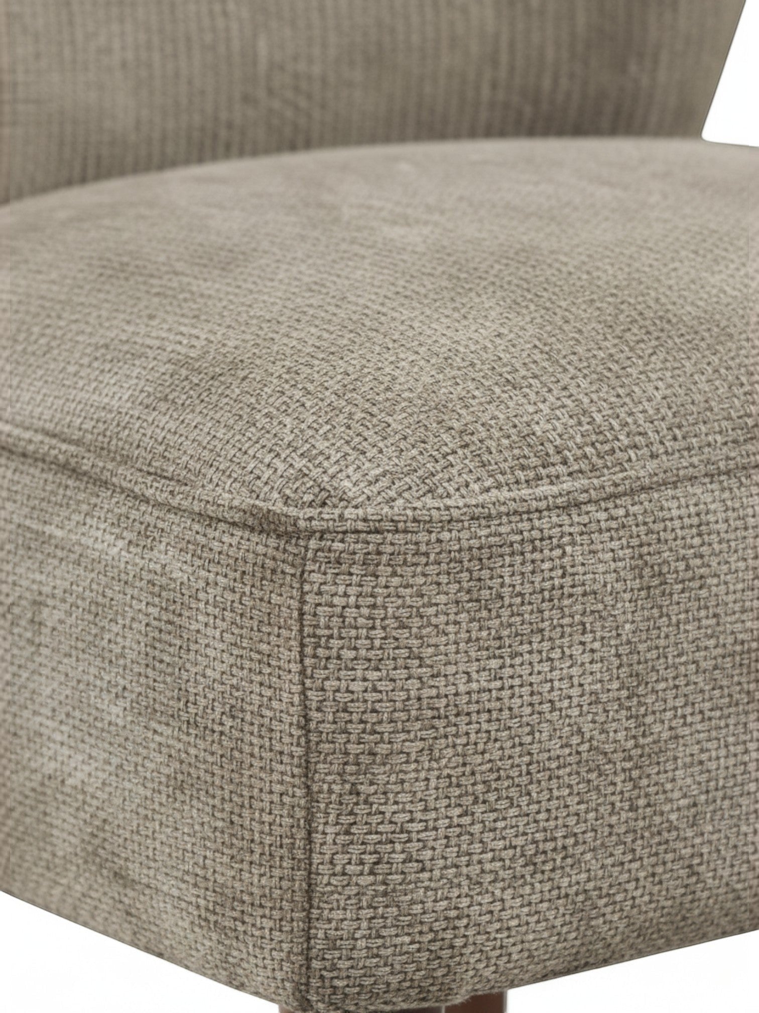 Gros plan sur le revêtement en tissu texturé gris taupe de la chaise d'appoint Lucien par TOCO Meubles