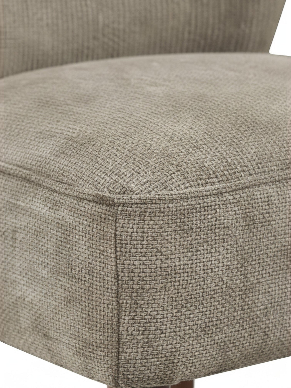 Gros plan sur le revêtement en tissu texturé gris taupe de la chaise d'appoint Lucien par TOCO Meubles