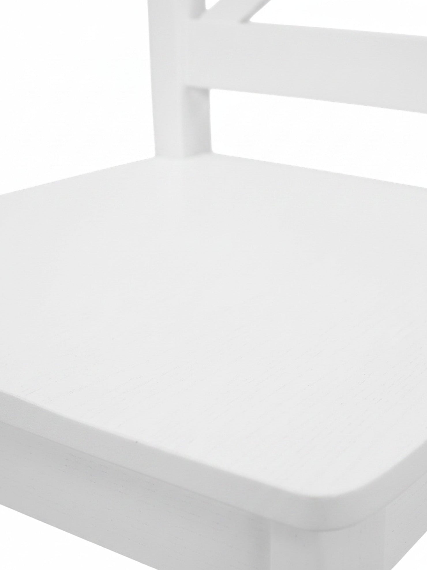 Gros plan sur le siège blanc de la chaise Maldive de TOCO Meubles au design classique et épuré