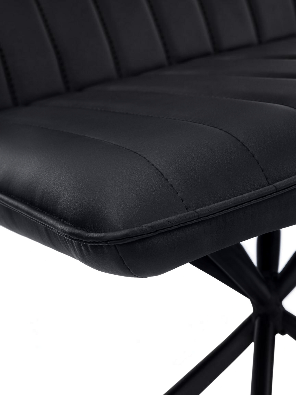 Gros plan sur le siège en similicuir noir capitonné de la chaise Marika de TOCO Meubles avec ses coutures verticales.