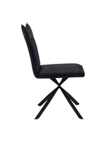 Chaise Marika TOCO Meubles noire en similicuir avec capitonnage vertical et pieds en métal croisés vue de profil