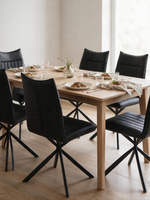 Chaises de salle à manger TOCO Meubles Marika noires en similicuir avec capitonnage vertical et pieds en métal croisés