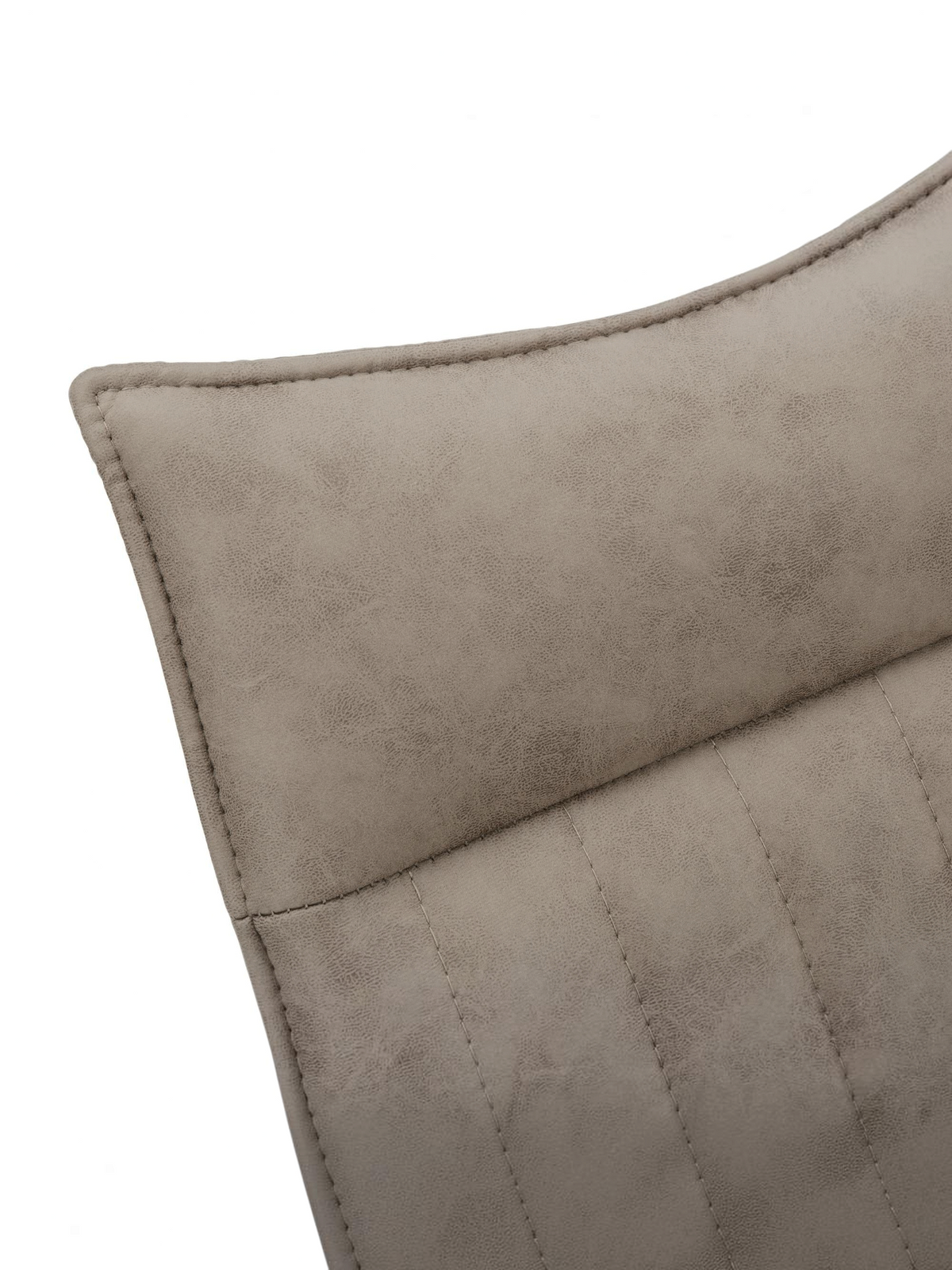 Gros plan sur le dossier taupe capitonné de la chaise Marika de TOCO Meubles avec ses coutures verticales