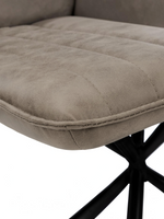 Gros plan sur l'assise taupe capitonnée de la chaise Marika de TOCO Meubles avec ses coutures verticales