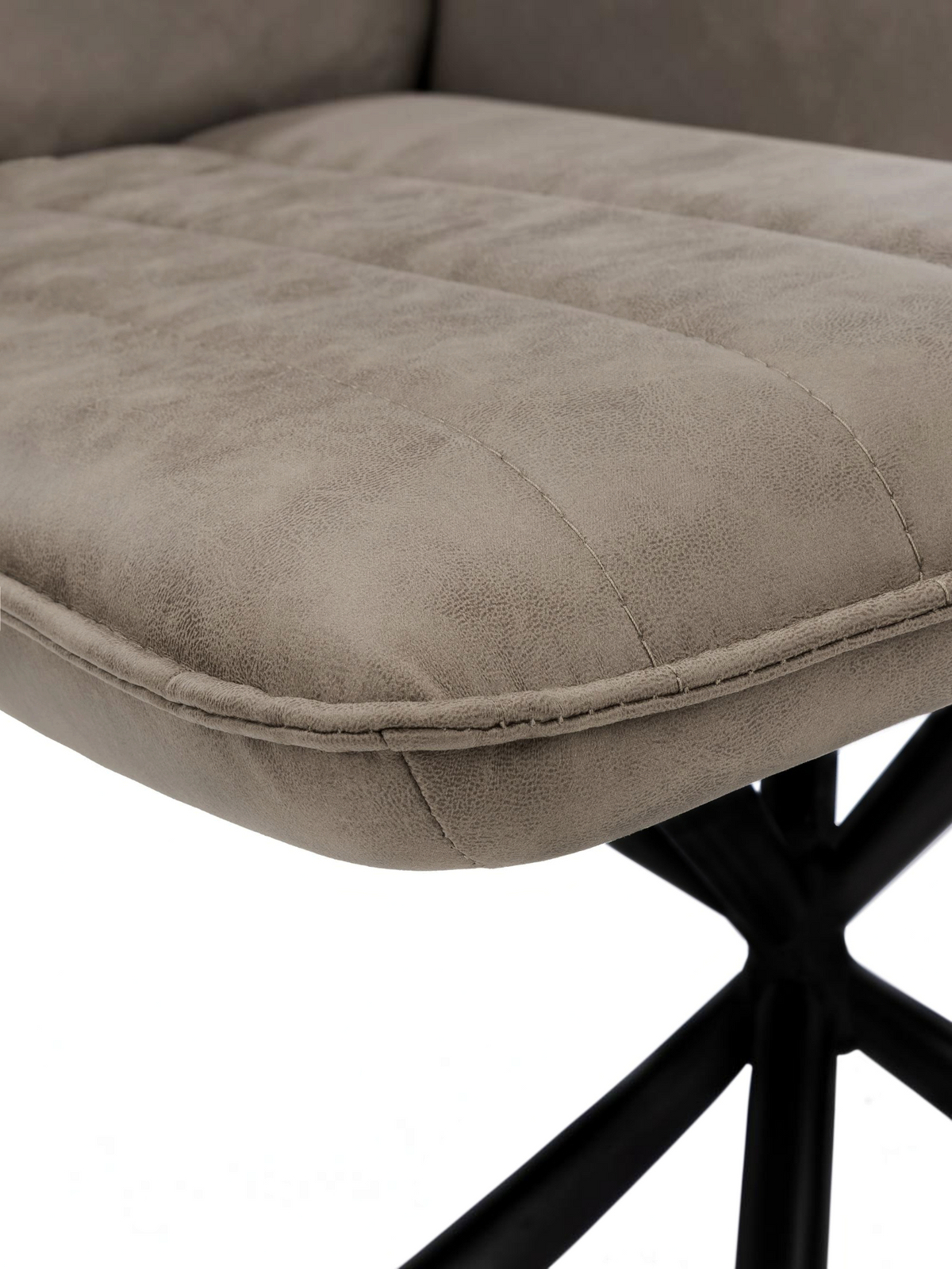Gros plan sur l'assise taupe capitonnée de la chaise Marika de TOCO Meubles avec ses coutures verticales