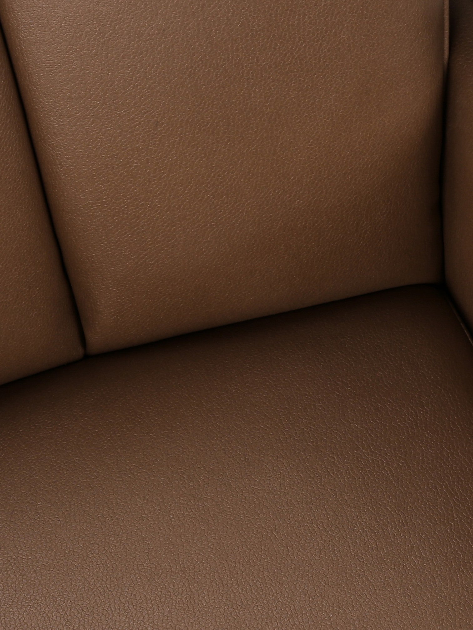 Gros plan sur le revêtement en similicuir brun de la chaise de salle à manger Milo par TOCO Meubles