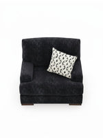 Chaise Mistral TOCO Meubles large et confortable en tissu noir texturé avec un coussin décoratif à motifs