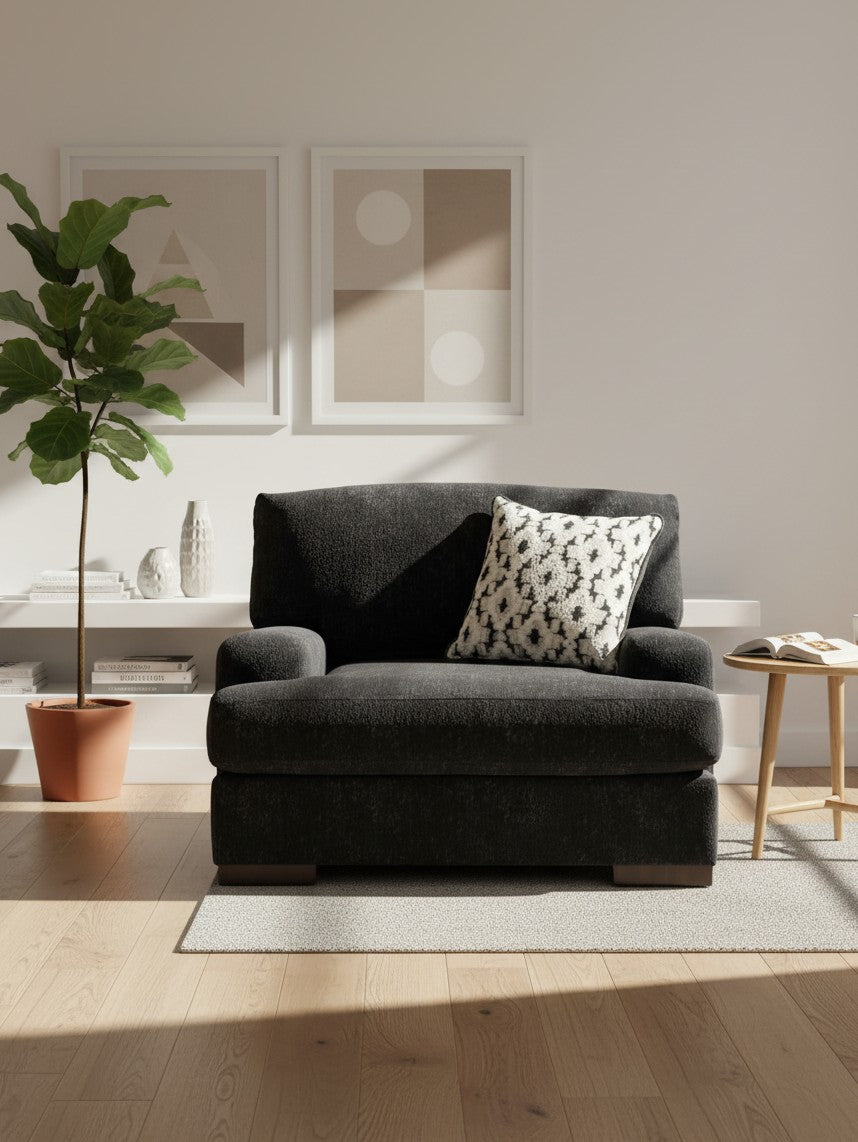 Chaise Mistral TOCO Meubles noire en tissu texturé avec coussin décoratif dans un salon lumineux