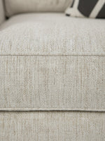 Gros plan sur le tissu texturé beige de la chaise Moka de TOCO Meubles avec une finition robuste et élégante.