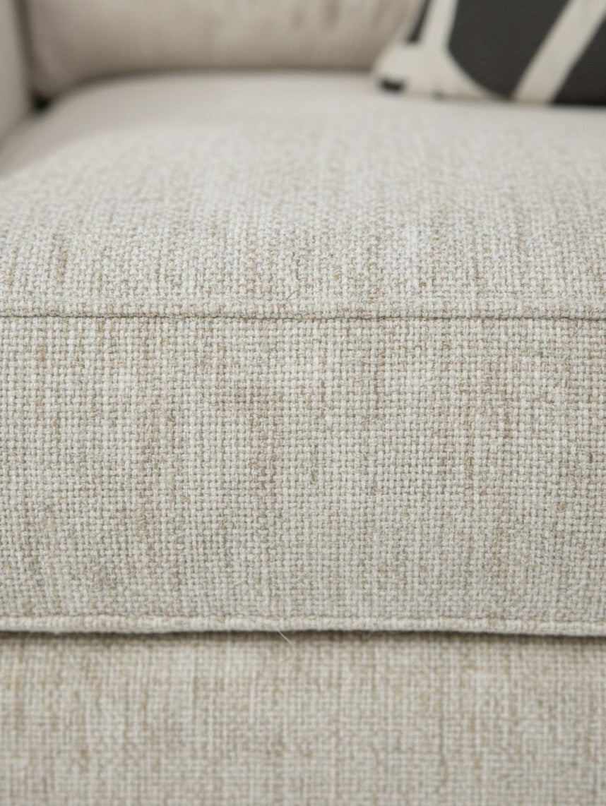 Gros plan sur le tissu texturé beige de la chaise Moka de TOCO Meubles avec une finition robuste et élégante.