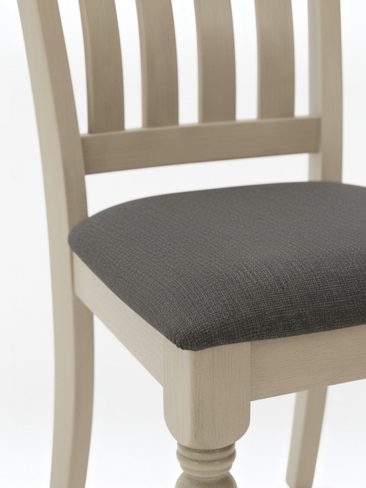 Chaise Monarche 1311 de TOCO Meubles avec structure en bois clair et assise rembourrée en tissu gris foncé
