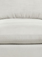 Gros plan sur le tissu en velours côtelé beige de la chaise sans bras Montrose de TOCO Meubles