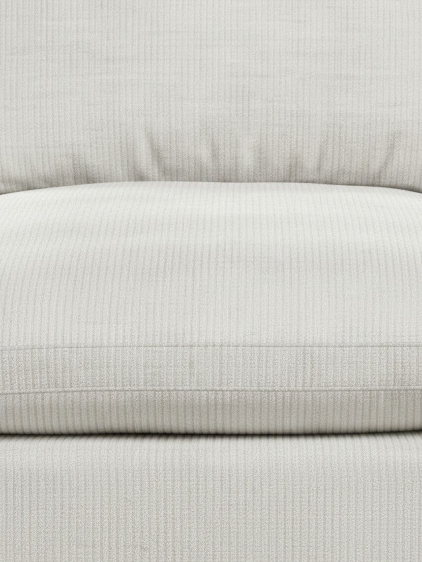Gros plan sur le tissu en velours côtelé beige de la chaise sans bras Montrose de TOCO Meubles