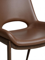 Chaise de salle à manger Naya TOCO Meubles en similicuir cognac avec structure en métal fini noyer style moderne