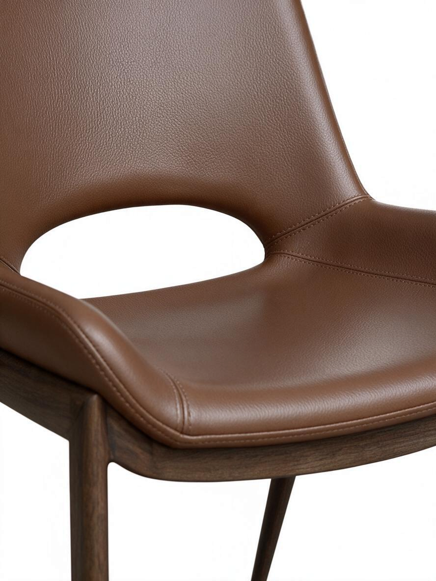 Chaise de salle à manger Naya TOCO Meubles en similicuir cognac avec structure en métal fini noyer style moderne
