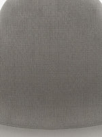 Gros plan sur le revêtement en tissu gris texturé de la chaise de salle à manger Noa par TOCO Meubles