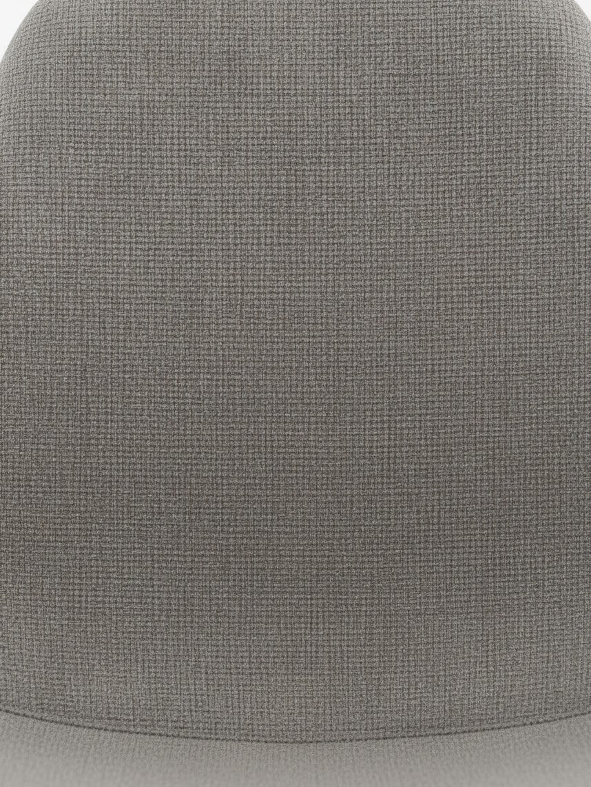 Gros plan sur le revêtement en tissu gris texturé de la chaise de salle à manger Noa par TOCO Meubles