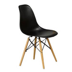 TOCO Meubles Chaise Zéphyr noire en plastique moulé avec pieds en bois naturel et structure métallique noire.