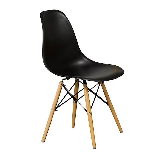 TOCO Meubles Chaise Zéphyr noire en plastique moulé avec pieds en bois naturel et structure métallique noire.