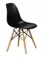 TOCO Meubles Chaise Zéphyr noire en plastique moulé avec pieds en bois naturel et structure métallique noire.