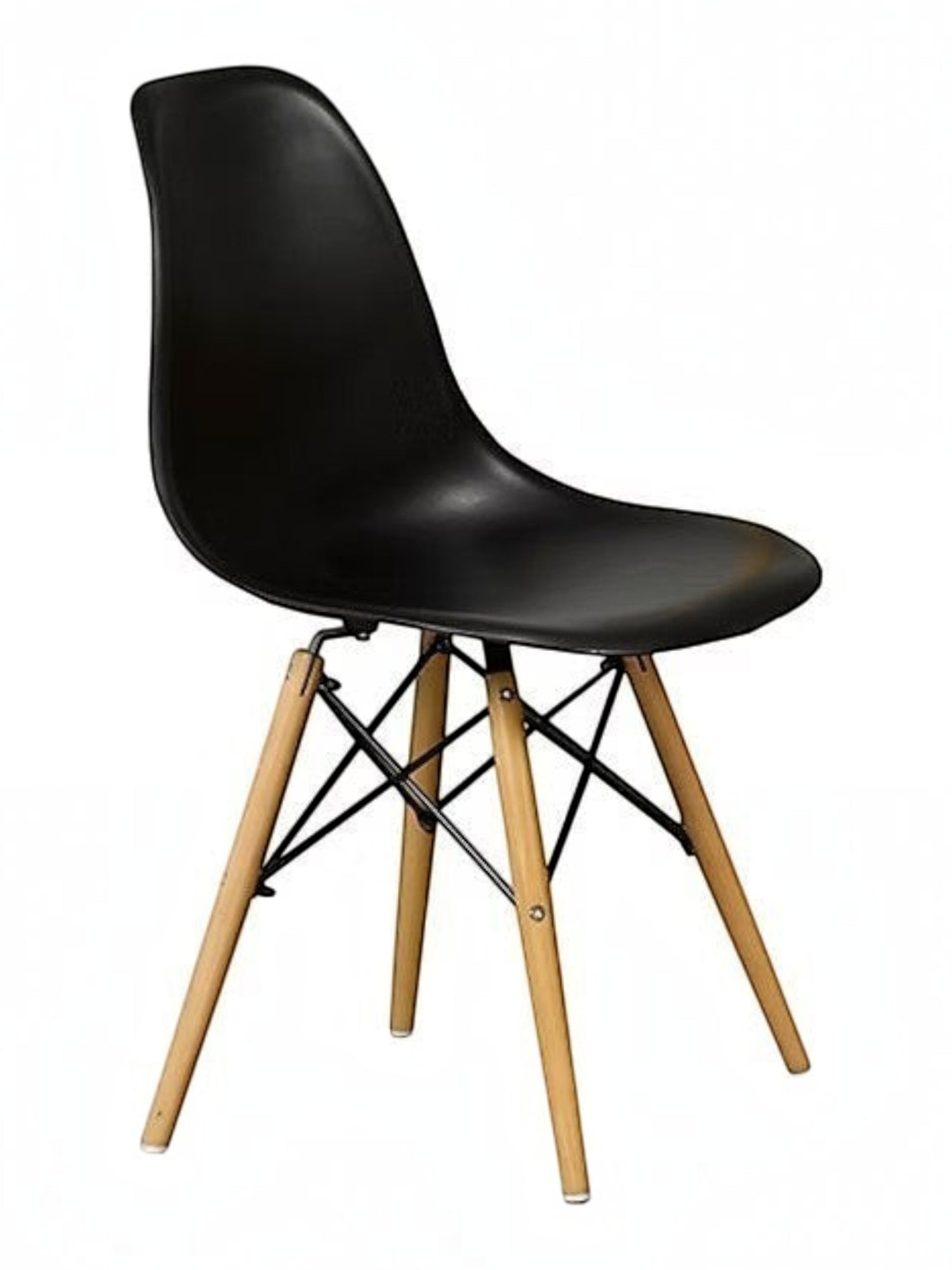 TOCO Meubles Chaise Zéphyr noire en plastique moulé avec pieds en bois naturel et structure métallique noire.