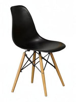 TOCO Meubles Chaise Zéphyr noire en plastique moulé avec pieds en bois naturel et structure métallique noire.