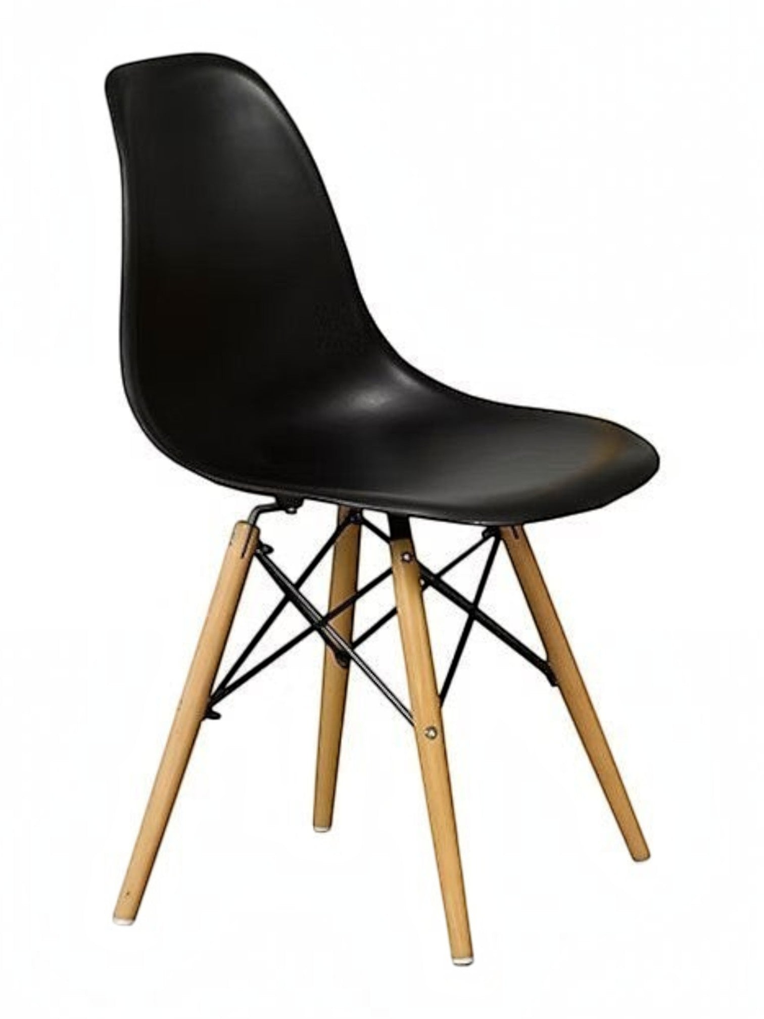 TOCO Meubles Chaise Zéphyr noire en plastique moulé avec pieds en bois naturel et structure métallique noire.