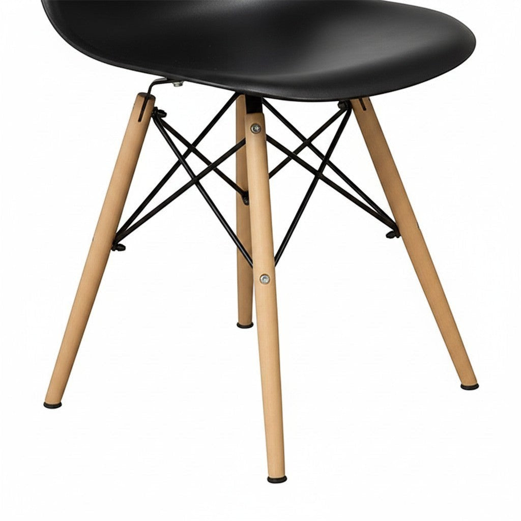 TOCO Meubles Chaise Zéphyr noire en plastique avec pieds en bois naturel et structure métallique noire.