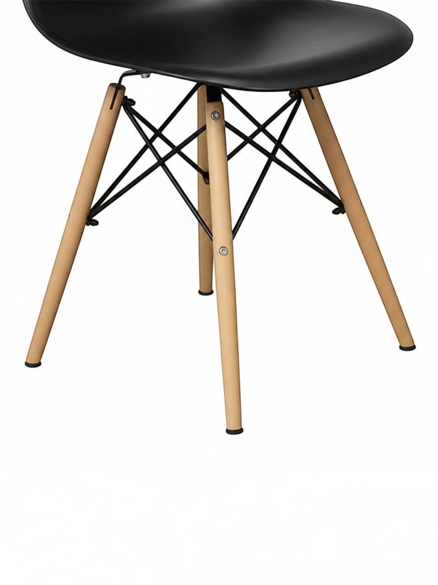 TOCO Meubles Chaise Zéphyr noire en plastique avec pieds en bois naturel et structure métallique noire.