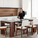 Chaises Transformer Table en noyer américain par TOCO Meubles, assise et dossier blancs, pieds en bois foncé, design moderne et élégant.
