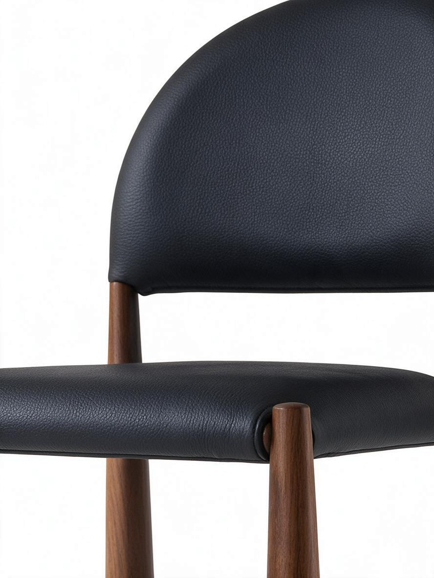 Chaise de salle à manger Ogi TOCO Meubles en similicuir noir avec dossier arrondi et pattes coniques effet noyer