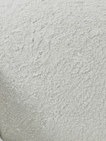 Gros plan sur le tissu en laine bouclée blanc cassé de la chaise d'appoint Onda de TOCO Meubles