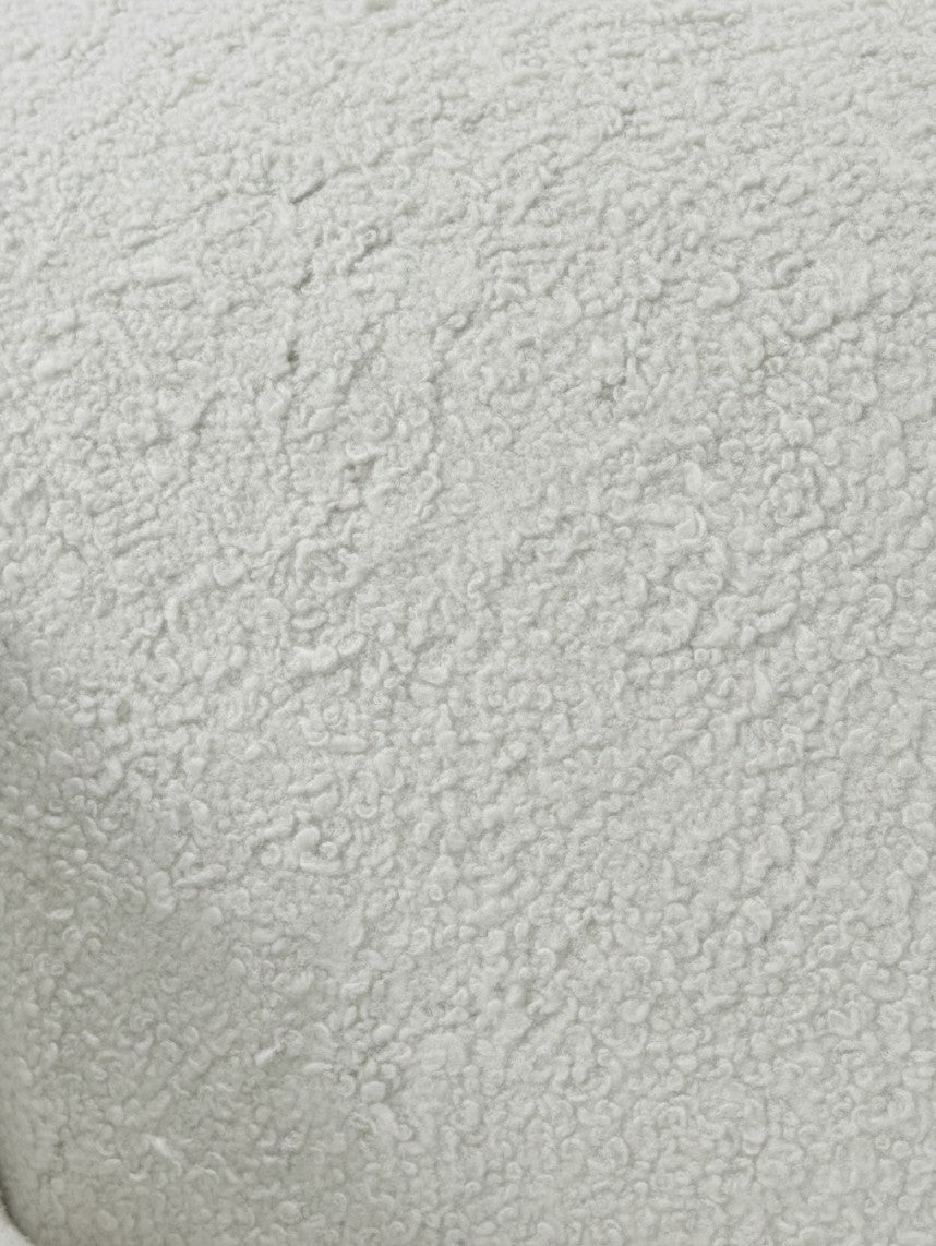 Gros plan sur le tissu en laine bouclée blanc cassé de la chaise d'appoint Onda de TOCO Meubles