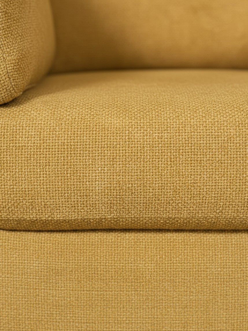 Gros plan sur le tissu texturé jaune tournesol de la chaise Owick de TOCO Meubles