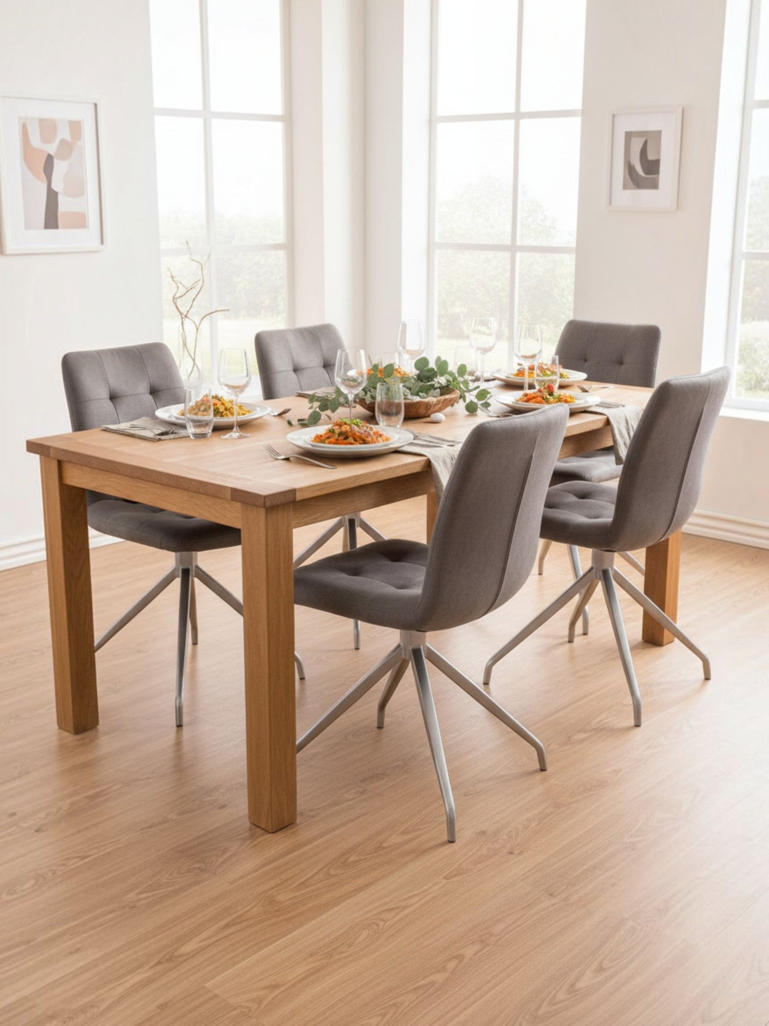 Chaises de salle à manger TOCO Meubles Paolo grises pivotantes avec pieds chromés autour d'une table en bois
