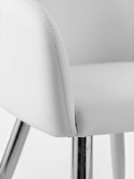 Gros plan sur le revêtement en similicuir blanc et les coutures de la chaise de salle à manger Parker de TOCO Meubles