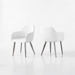 TOCO Meubles Chaise salle à manger Parker blanche en similicuir avec pieds chromés, design moderne et confortable.