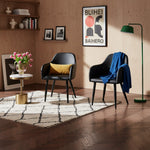 TOCO Meubles Chaise salle à manger Parker en similicuir noir avec pieds en métal noir, design moderne et confortable.